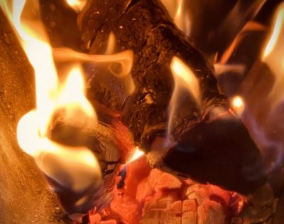 brennendes Holz in der Sauna