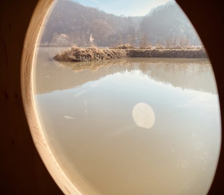 Kuckloch des Flosses mit sicht auf die Donau