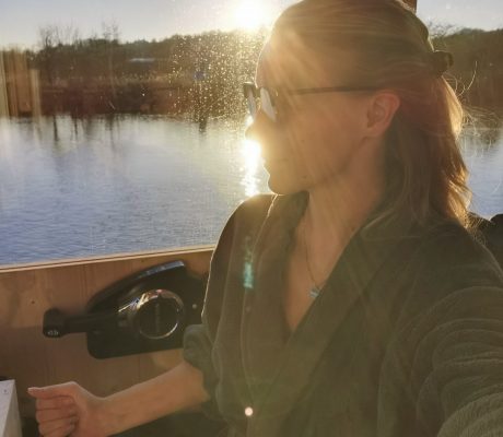 Katrin auf der Brücke bei Sonnenuntergang