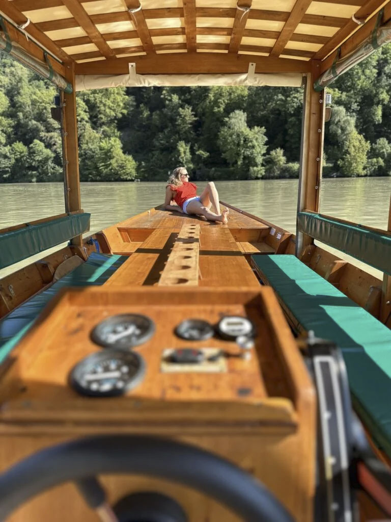 Blick vom Steuerrad auf die Donau bei Regensburg – führerscheinfreier Bootsverleih Flossmeister