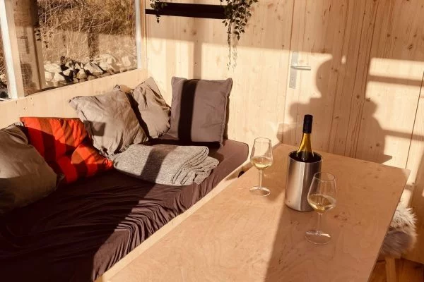 Innenraum des Saunaflosses beim Flossmeister – Sauna auf der Donau bei Regensburg