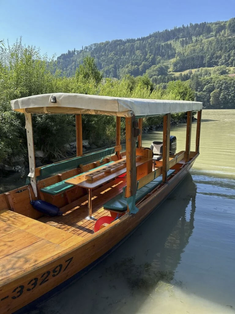 Donauzille am Donau Ufer bei Regensburg – Bootstour führerscheinfrei mit Flossmeister