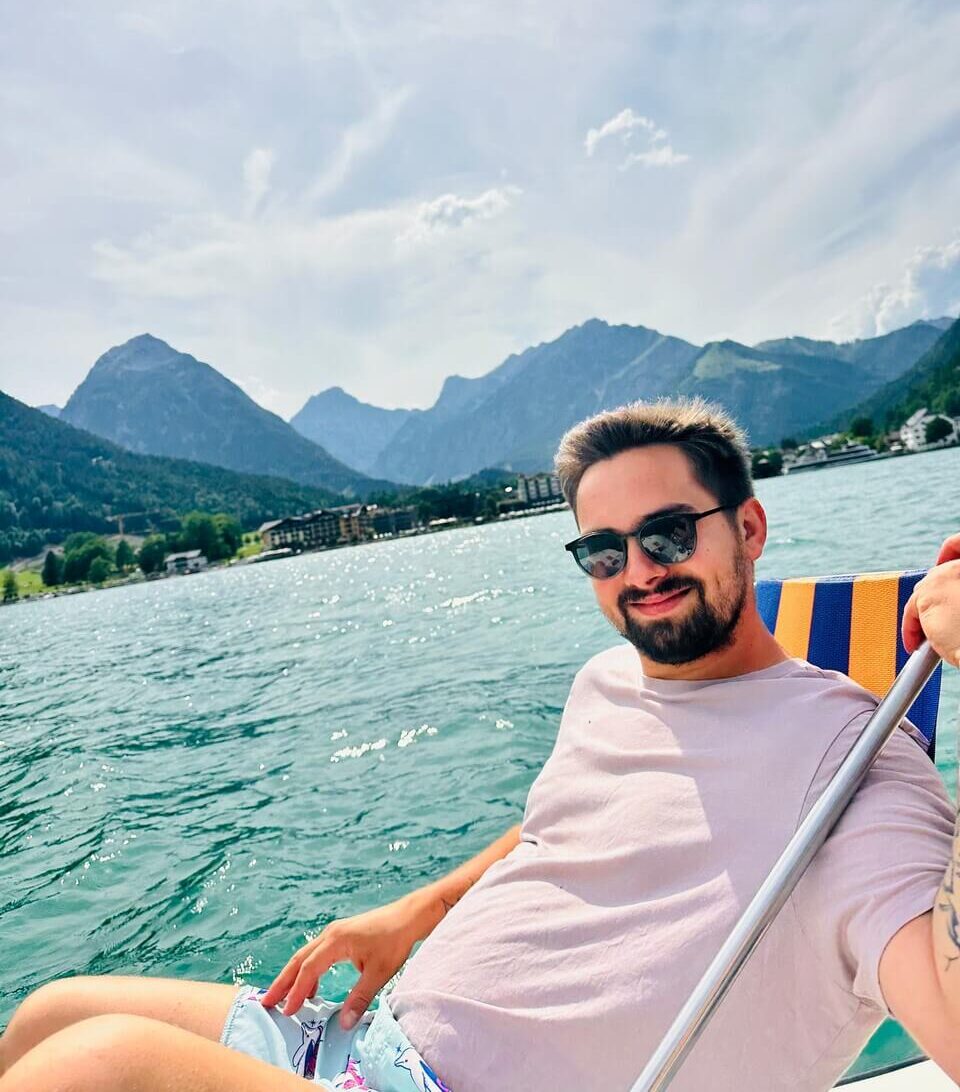 Chris, a boat captain at Flossmeister Regensburg and an experienced guide for rafting trips on the Danube