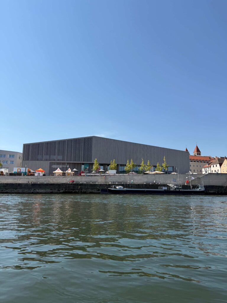 Haus der Bayerischen Geschichte am Donauufer in Regensburg, Ansicht vom Floss aus während einer Flossfahrt