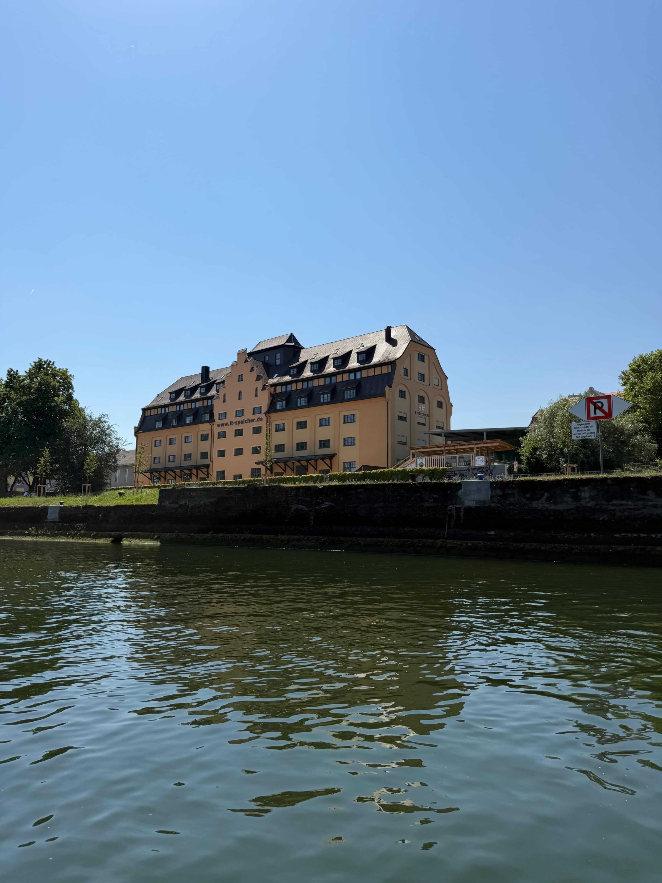 Bâtiment historique servant d'entrepôt, l'« IT-Speicher », situé sur les rives du Danube à Ratisbonne, vu lors d'une descente en radeau