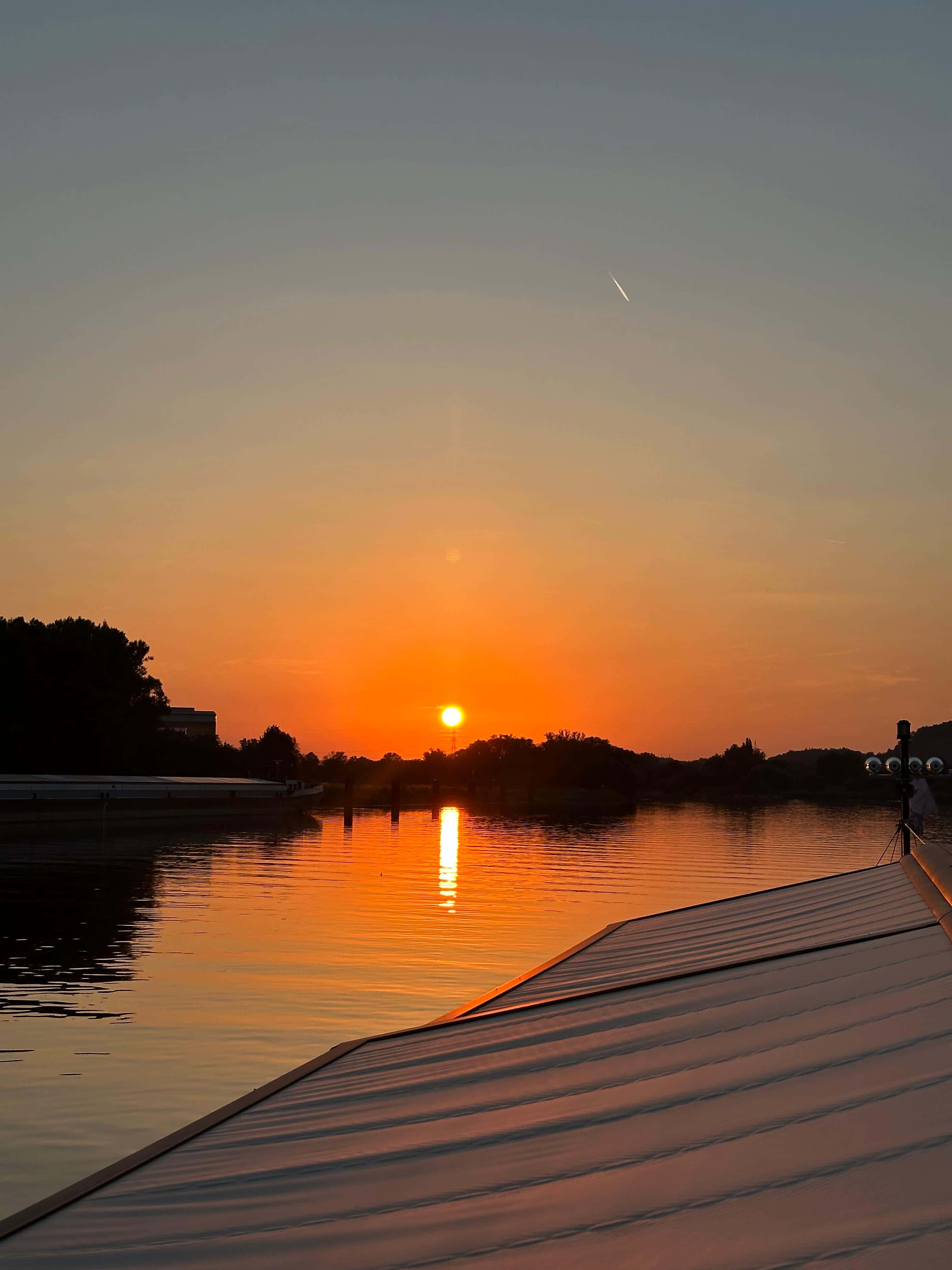 Sonnenuntergang über der Donau in Bayern, Aussicht vom Dach des Flosses während einer Flossfahrt