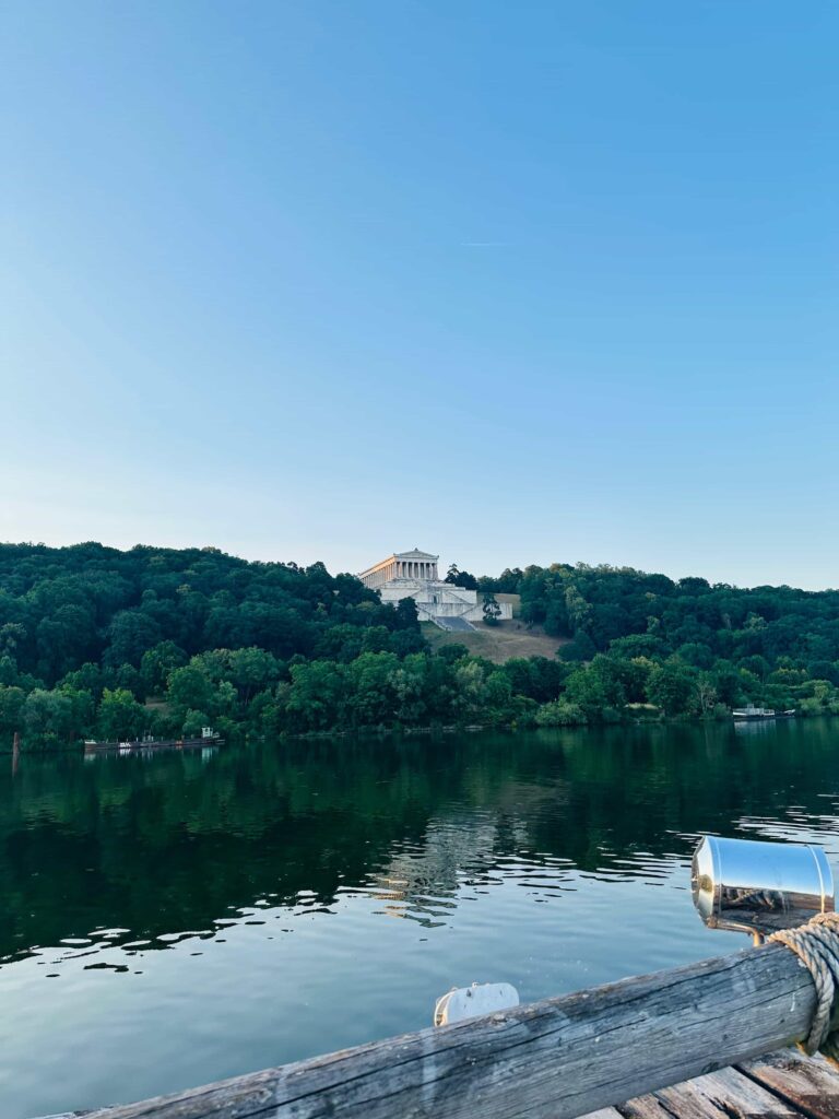 Die Walhalla bei Donaustauf über der Donau, Aussicht vom Floss bei einer Flossfahrt in der Abendsonne