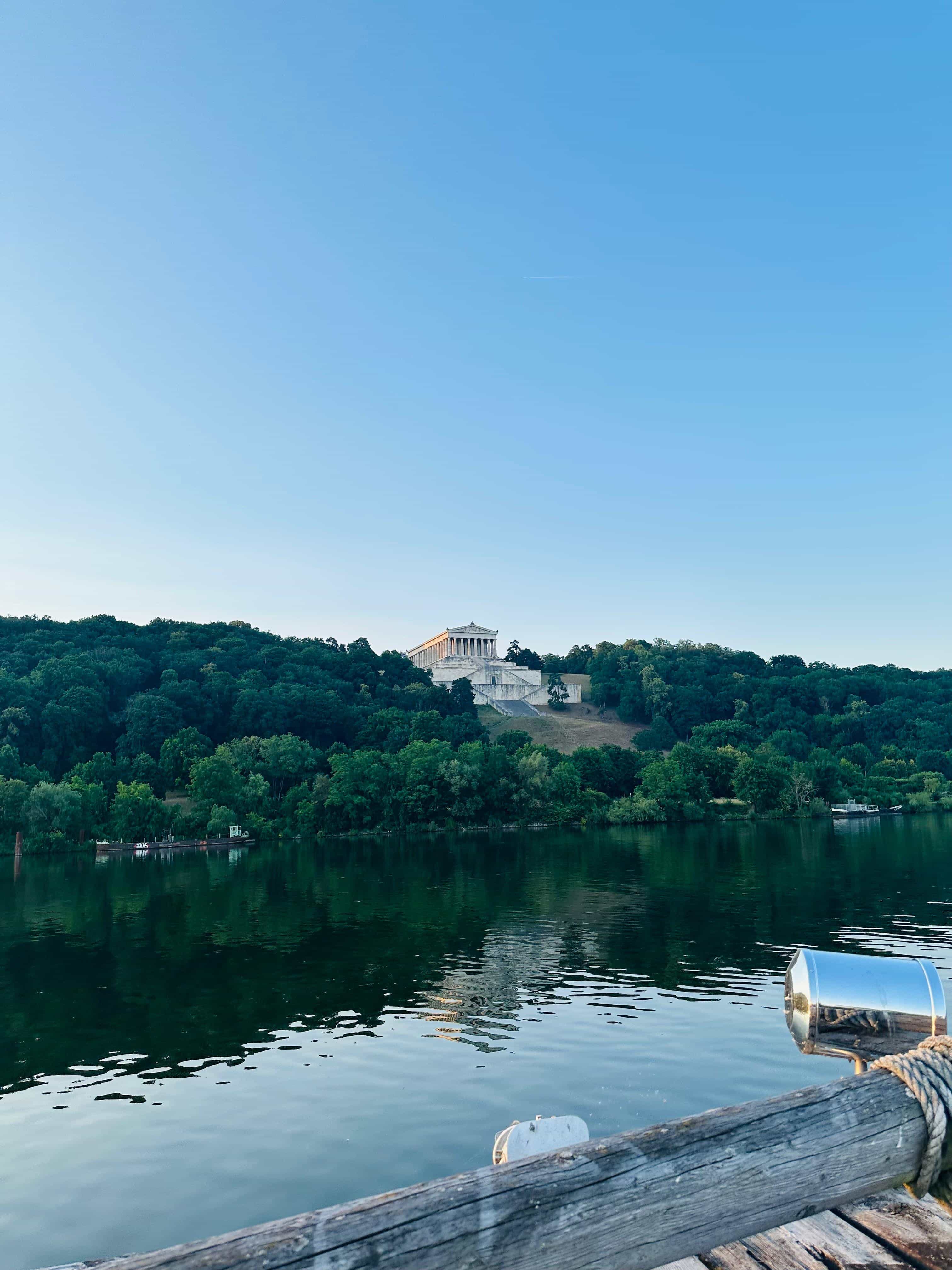 Die Walhalla bei Donaustauf über der Donau, Aussicht vom Floss bei einer Flossfahrt in der Abendsonne